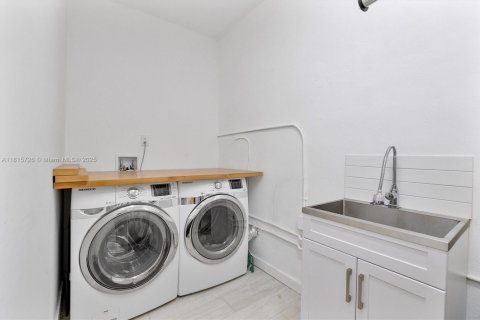 House in Coral Gables, Florida 3 bedrooms, 149.67 sq.m. № 1768215 - photo 29