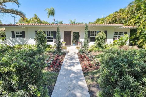 House in Coral Gables, Florida 3 bedrooms, 149.67 sq.m. № 1768215 - photo 30