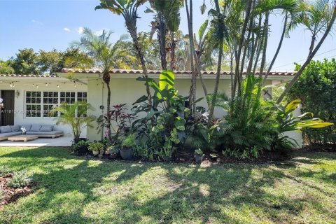 House in Coral Gables, Florida 3 bedrooms, 149.67 sq.m. № 1768215 - photo 23