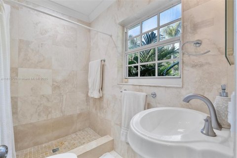 House in Coral Gables, Florida 3 bedrooms, 149.67 sq.m. № 1768215 - photo 28