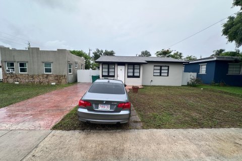 Снять в аренду виллу или дом в Дания-Бич, Флорида 2 спальни, 181.16м2, № 1960069 - фото 1