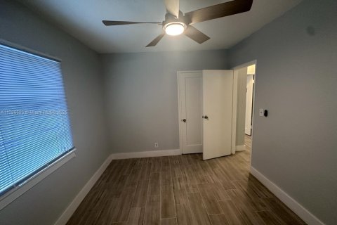 Снять в аренду виллу или дом в Дания-Бич, Флорида 2 спальни, 181.16м2, № 1960069 - фото 2