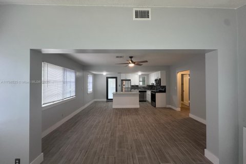 Снять в аренду виллу или дом в Дания-Бич, Флорида 2 спальни, 181.16м2, № 1960069 - фото 9