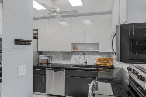 Condominio en venta en Hollywood, Florida, 2 dormitorios, 105.17 m2 № 2012513 - foto 13