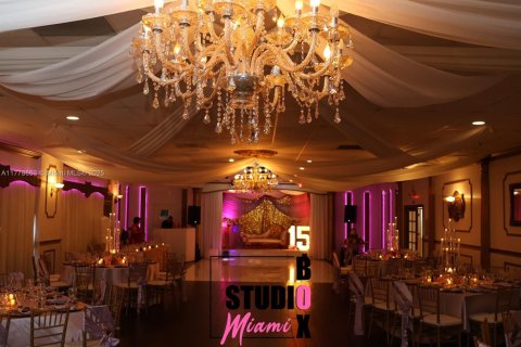 Commercial property in Miami, Florida № 1958635 - photo 2