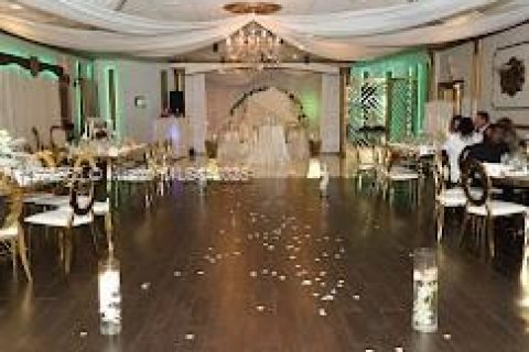 Commercial property in Miami, Florida № 1958635 - photo 1