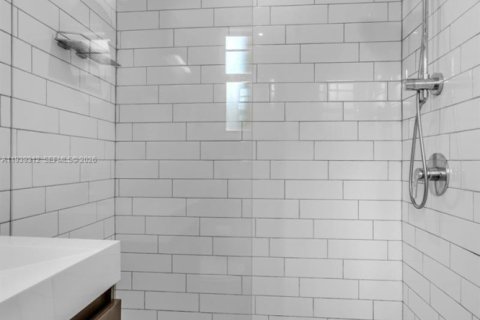 Condo in Miami Beach, Florida, 2 bedrooms № 1996829 - photo 19