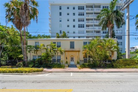 Condo in Miami Beach, Florida, 2 bedrooms № 1996829 - photo 27