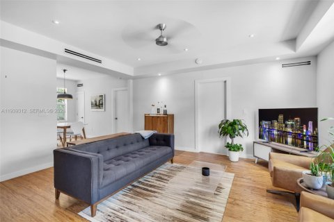 Condo in Miami Beach, Florida, 2 bedrooms № 1996829 - photo 9