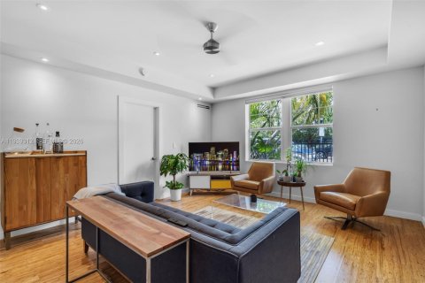 Condo in Miami Beach, Florida, 2 bedrooms № 1996829 - photo 4