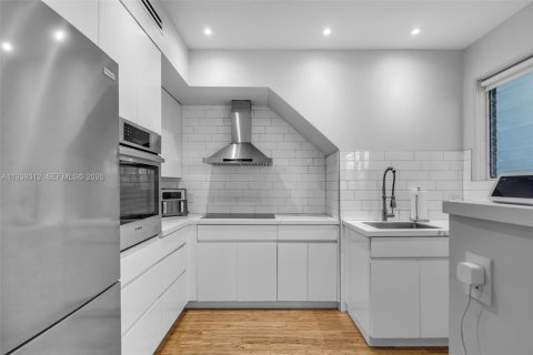 Condo in Miami Beach, Florida, 2 bedrooms № 1996829 - photo 10