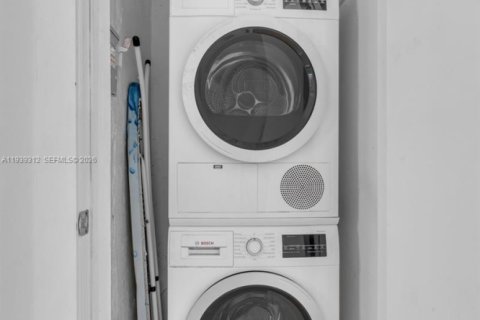 Condo in Miami Beach, Florida, 2 bedrooms № 1996829 - photo 20