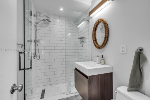 Condo in Miami Beach, Florida, 2 bedrooms № 1996829 - photo 18
