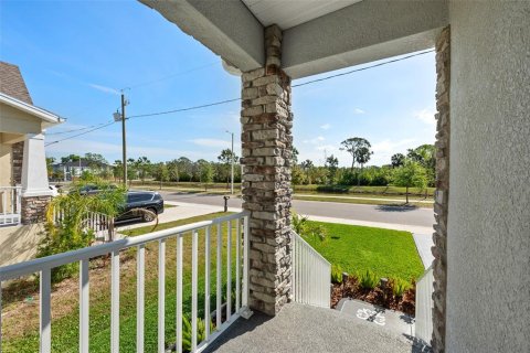House in Tampa, Florida 4 bedrooms, 206.89 sq.m. № 1613402 - photo 7