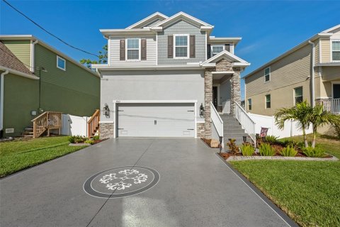 House in Tampa, Florida 4 bedrooms, 206.89 sq.m. № 1613402 - photo 1