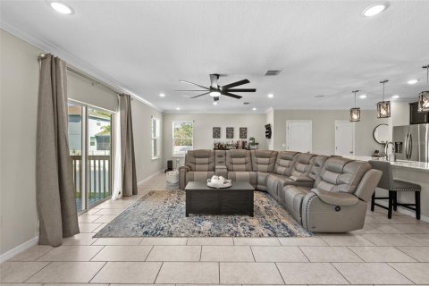 House in Tampa, Florida 4 bedrooms, 206.89 sq.m. № 1613402 - photo 14