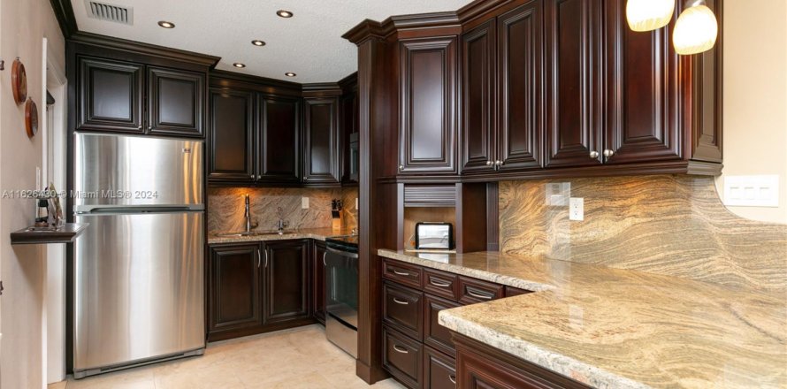 Condo in Hallandale Beach, Florida, 1 bedroom № 1763414