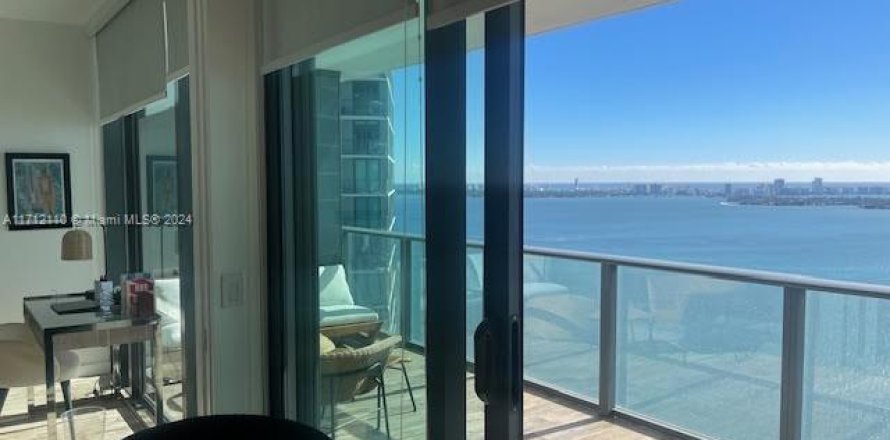 Condominio en Miami, Florida, 2 dormitorios  № 2021536