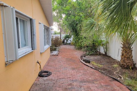 House in Saint Pete Beach, Florida 4 bedrooms, 166.85 sq.m. № 1845098 - photo 5