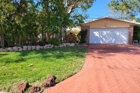 House in Saint Pete Beach, Florida 4 bedrooms, 166.85 sq.m. № 1845098 - photo 1