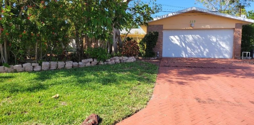 House in Saint Pete Beach, Florida 4 bedrooms, 166.85 sq.m. № 1845098