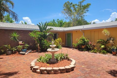 House in Saint Pete Beach, Florida 4 bedrooms, 166.85 sq.m. № 1845098 - photo 3