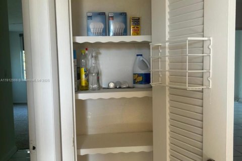 Condominio en alquiler en Miami, Florida, 1 dormitorio № 1969274 - foto 27