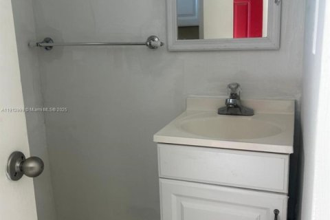 Condominio en alquiler en Miami, Florida, 1 dormitorio № 1969274 - foto 5