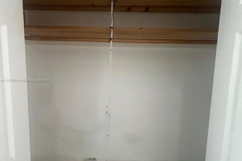 Condominio en alquiler en Miami, Florida, 1 dormitorio № 1969274 - foto 11