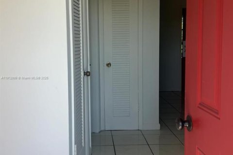 Condominio en alquiler en Miami, Florida, 1 dormitorio № 1969274 - foto 3
