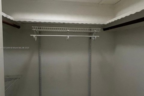 Condominio en alquiler en Miami, Florida, 1 dormitorio № 1969274 - foto 10
