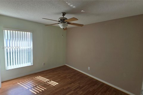 House in Davenport, Florida 4 bedrooms, 153.66 sq.m. № 2009378 - photo 15