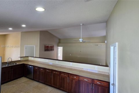 House in Davenport, Florida 4 bedrooms, 153.66 sq.m. № 2009378 - photo 14