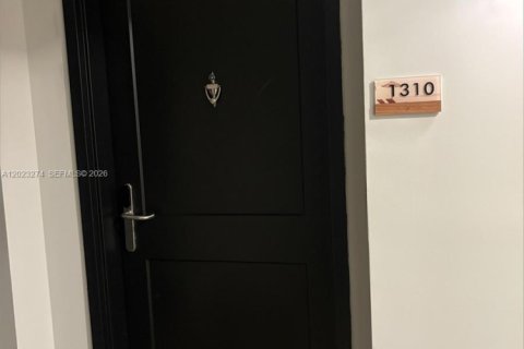 Снять в аренду виллу или дом в Норт-Майами-Бич, Флорида 3 спальни, № 2087340 - фото 25