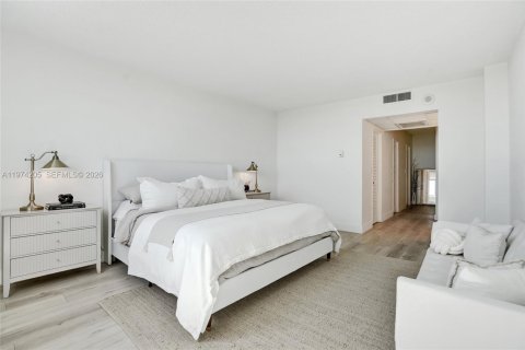 Купить кондоминиум в Санни-Айлс-Бич, Флорида 2 спальни, 143.91м2, № 2049114 - фото 15