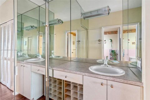 Condo in Hallandale Beach, Florida, 2 bedrooms  № 1891873 - photo 18