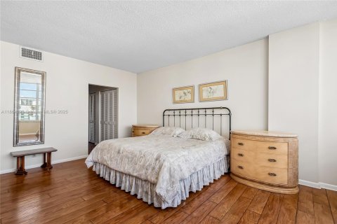 Condo in Hallandale Beach, Florida, 2 bedrooms  № 1891873 - photo 14