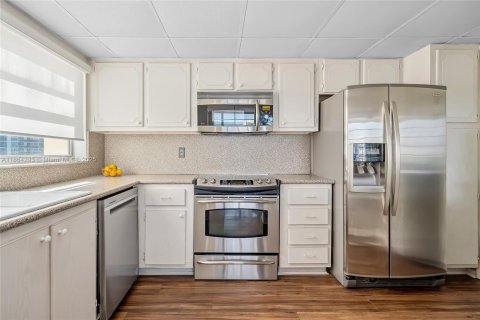 Condo in Hallandale Beach, Florida, 2 bedrooms  № 1891873 - photo 7
