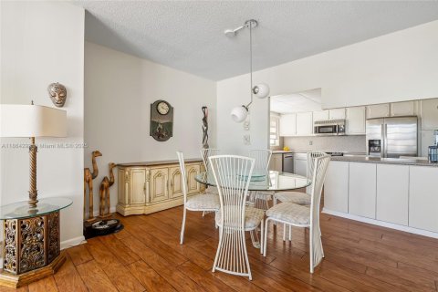 Condo in Hallandale Beach, Florida, 2 bedrooms  № 1891873 - photo 4