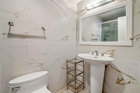 Condo in Hallandale Beach, Florida, 2 bedrooms  № 1891873 - photo 23