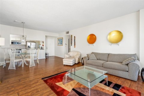 Condo in Hallandale Beach, Florida, 2 bedrooms  № 1891873 - photo 3