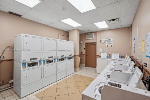 Condo in Hallandale Beach, Florida, 2 bedrooms  № 1891873 - photo 30