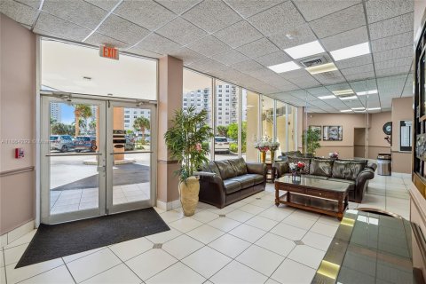 Condo in Hallandale Beach, Florida, 2 bedrooms  № 1891873 - photo 25