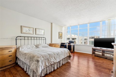 Condo in Hallandale Beach, Florida, 2 bedrooms  № 1891873 - photo 15