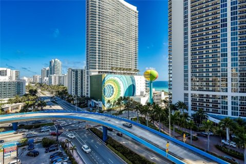 Condo in Hallandale Beach, Florida, 2 bedrooms  № 1891873 - photo 11