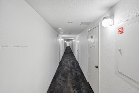 Condo in Hallandale Beach, Florida, 2 bedrooms  № 1891873 - photo 27