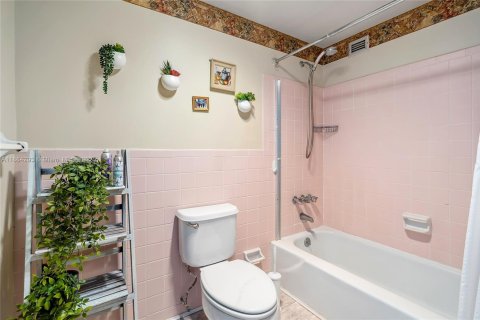 Condo in Hallandale Beach, Florida, 2 bedrooms  № 1891873 - photo 17