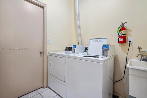 Condo in Hallandale Beach, Florida, 2 bedrooms  № 1891873 - photo 29