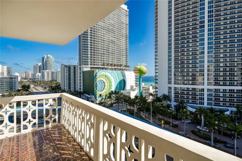 Condo in Hallandale Beach, Florida, 2 bedrooms  № 1891873 - photo 10