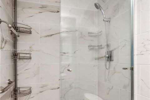Condo in Hallandale Beach, Florida, 2 bedrooms  № 1891873 - photo 24